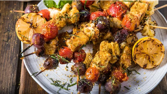 Brochettes d’espadon et de chou-fleur grillés au milagai podi