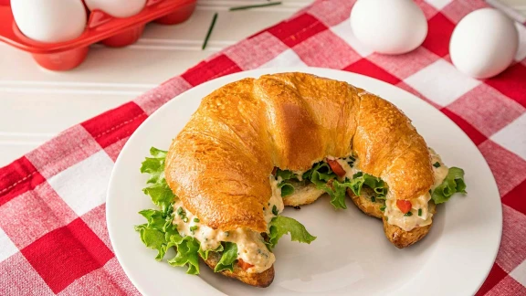 Sandwiches aux œufs à l’ail rôti et aux poivrons