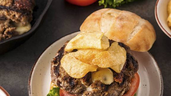 Steakhouse-Poutine-Burger