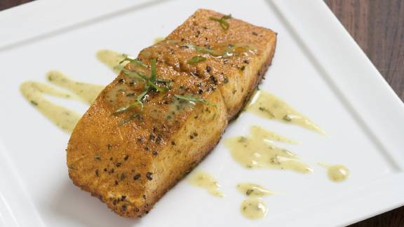 Thai-Ginger-Rubbed-Grilled-Salmon-with-Green-Curry-Sauce-576x324