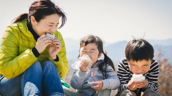 survey-family-eating-sandwiches