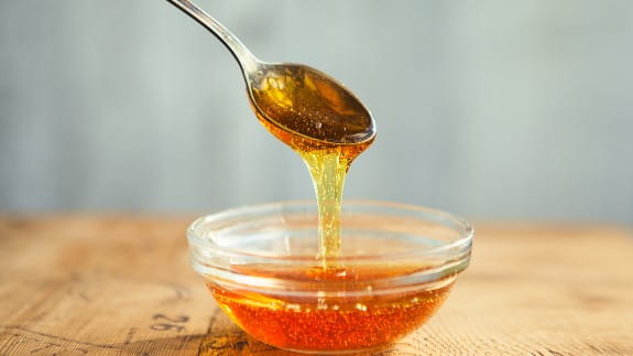 tips-for-using-honey-as-a-sugar-substitute-spoon