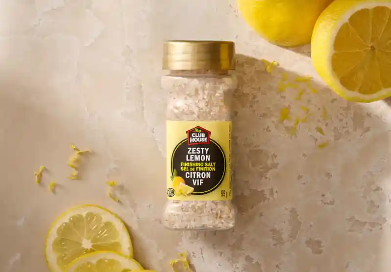 Sel de finition citronné et zesté, garni de tranches de citron